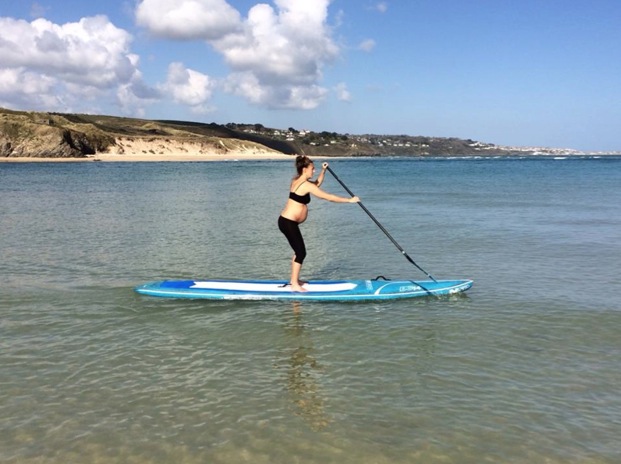 o paddleboarding e seguro durante a gravidez